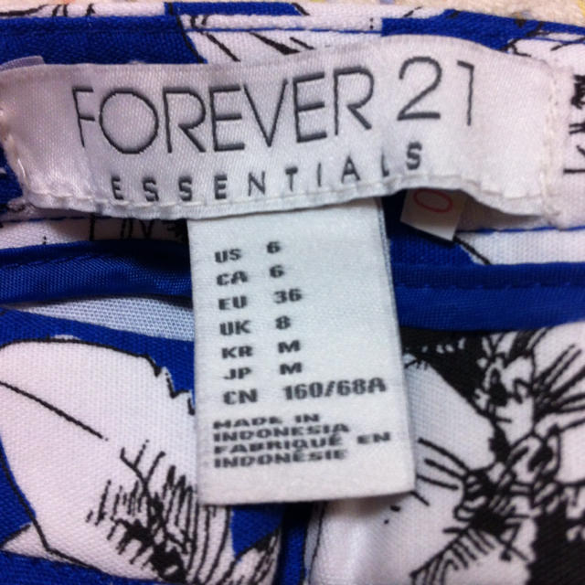 FOREVER 21(フォーエバートゥエンティーワン)のフラワーパンツ❁❁ レディースのパンツ(カジュアルパンツ)の商品写真