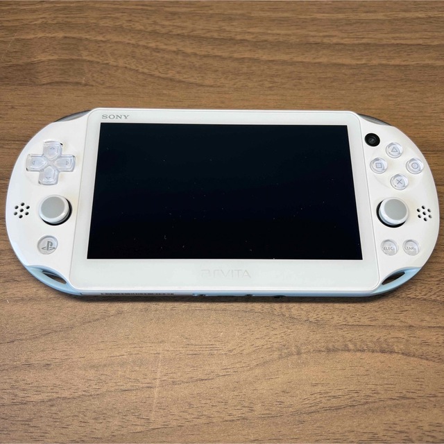 PlayStation Vita(プレイステーションヴィータ)のPlayStation Vita PCH-2000 ライトブルー/ホワイト エンタメ/ホビーのゲームソフト/ゲーム機本体(携帯用ゲーム機本体)の商品写真