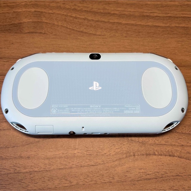 PlayStation Vita(プレイステーションヴィータ)のPlayStation Vita PCH-2000 ライトブルー/ホワイト エンタメ/ホビーのゲームソフト/ゲーム機本体(携帯用ゲーム機本体)の商品写真