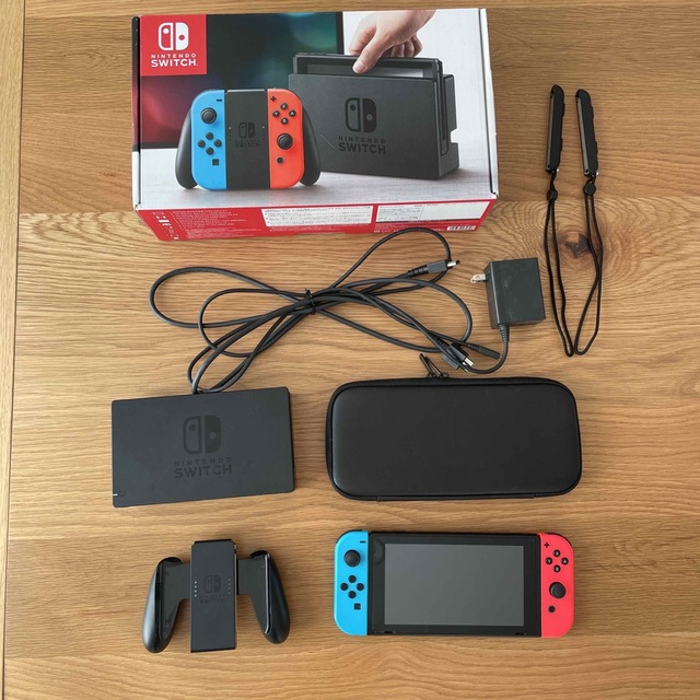 Nintendo Switch(ニンテンドースイッチ)のNintendo Switch 本体　おまけのケース付き エンタメ/ホビーのゲームソフト/ゲーム機本体(家庭用ゲーム機本体)の商品写真