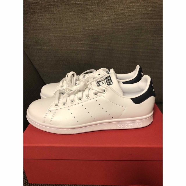 adidas(アディダス)の【まっつん様専用ページ】新品‼︎adidas スタンスミス　ネイビー　 レディースの靴/シューズ(スニーカー)の商品写真