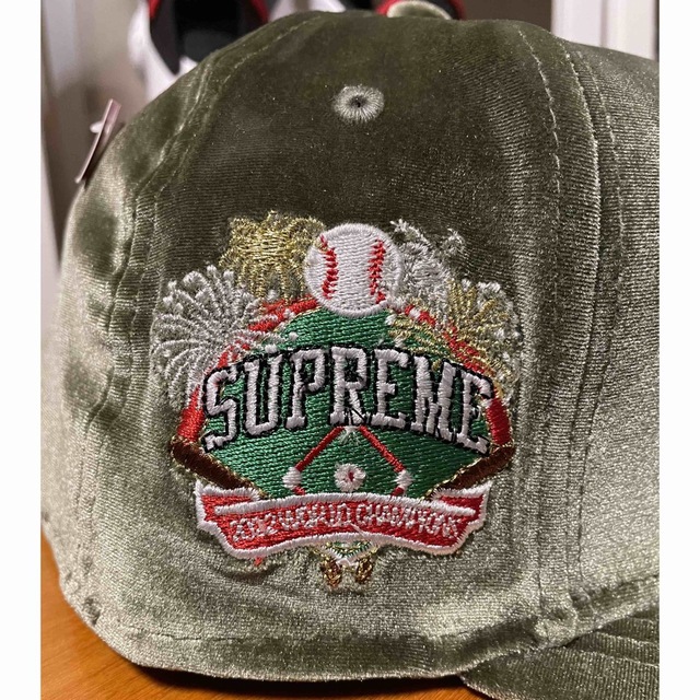 Supreme(シュプリーム)のVelour Box Logo New Era 7 1/2 メンズの帽子(キャップ)の商品写真