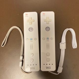 ウィー(Wii)のWiiリモコン ホワイト 2つ ストラップ付き(家庭用ゲーム機本体)