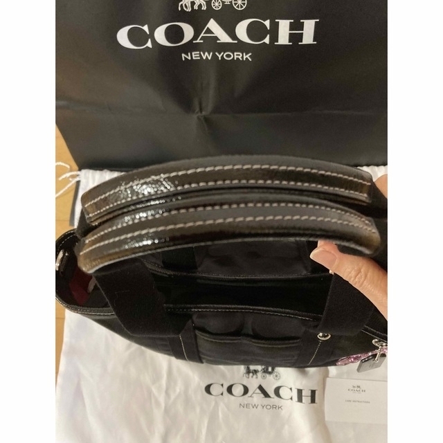 COACH(コーチ)の極美品　コーチ　COACH  レア　トートバッグ　ブラック　デイジーチャーム レディースのバッグ(トートバッグ)の商品写真