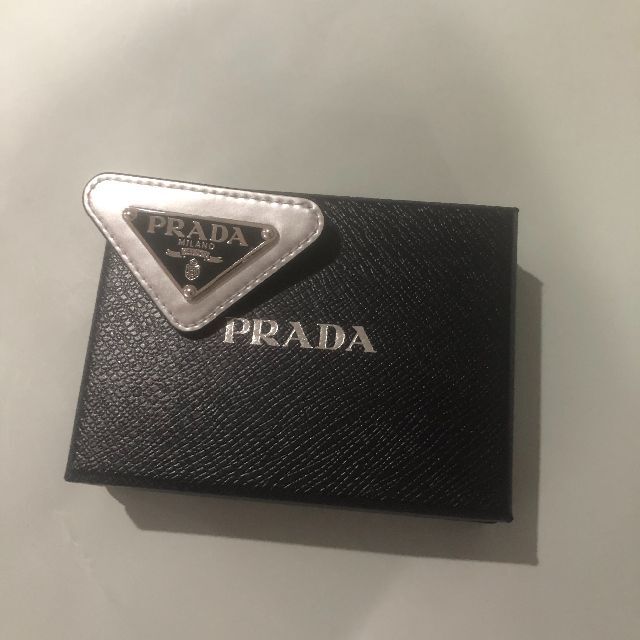 早い者勝ち】PRADA トライアングル ロゴ サフィアーノ ブローチ | www
