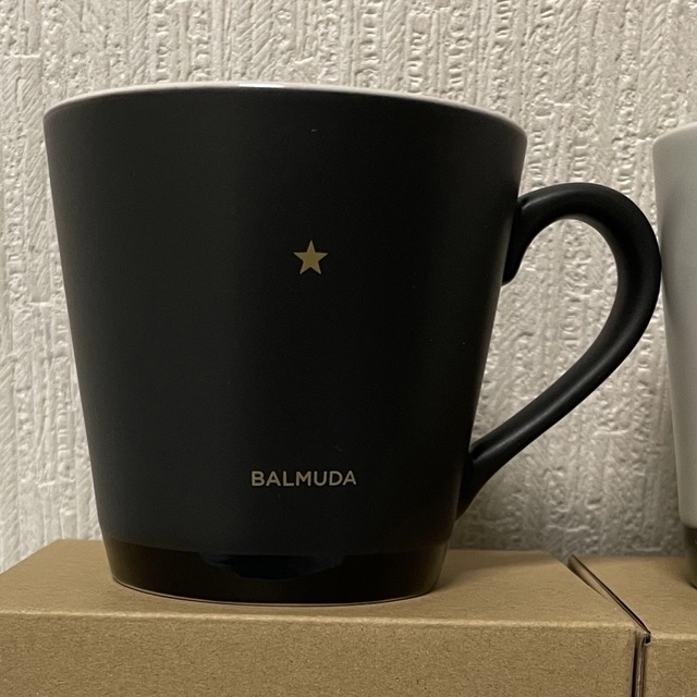 BALMUDA(バルミューダ)のバルミューダ店舗限定　「ノリタケ」マグカップ ホワイト&ブラック　新品未使用品 インテリア/住まい/日用品のキッチン/食器(グラス/カップ)の商品写真