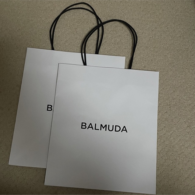 BALMUDA(バルミューダ)のバルミューダ店舗限定　「ノリタケ」マグカップ ホワイト&ブラック　新品未使用品 インテリア/住まい/日用品のキッチン/食器(グラス/カップ)の商品写真