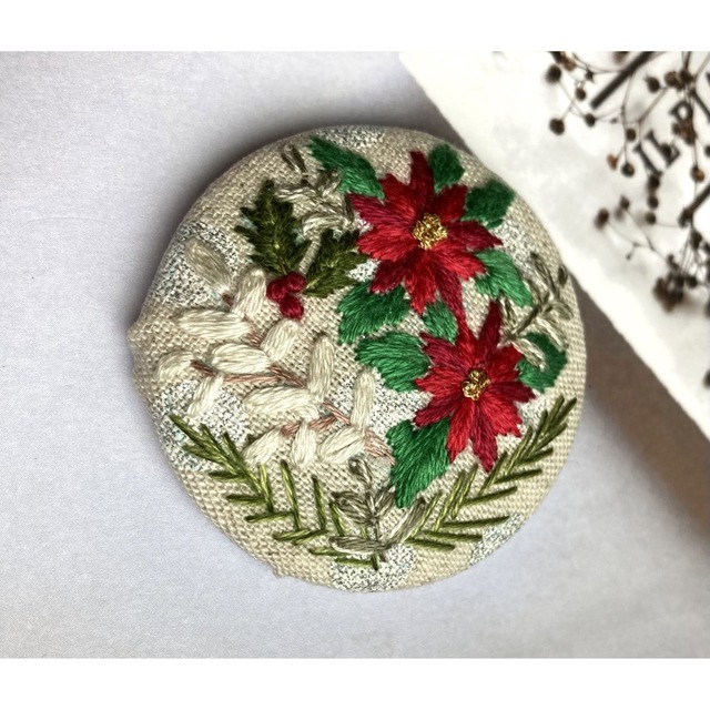 クリスマスブーケ　刺繍ブローチ　ハンドメイド ハンドメイドのアクセサリー(コサージュ/ブローチ)の商品写真