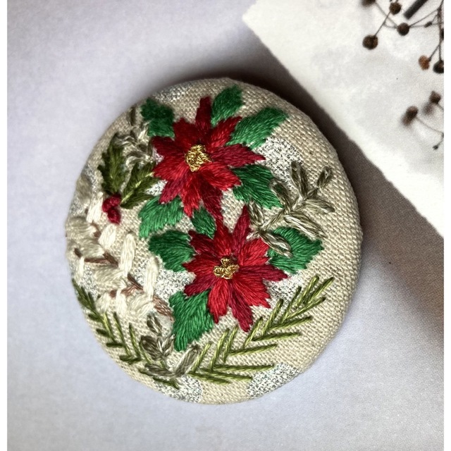 クリスマスブーケ　刺繍ブローチ　ハンドメイド ハンドメイドのアクセサリー(コサージュ/ブローチ)の商品写真