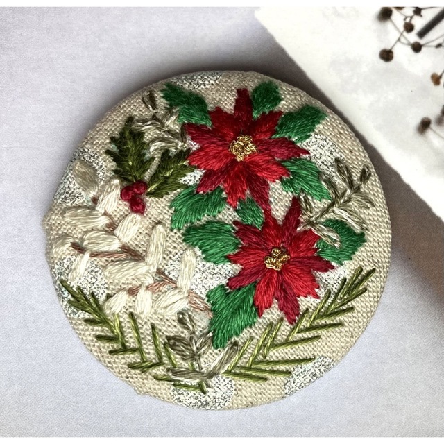 クリスマスブーケ　刺繍ブローチ　ハンドメイド ハンドメイドのアクセサリー(コサージュ/ブローチ)の商品写真
