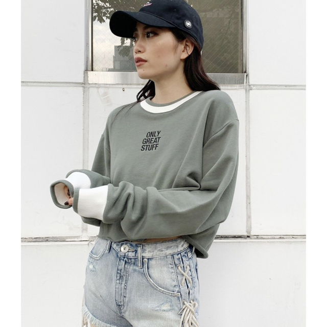 GYDA(ジェイダ)のgyda ONLY GREAT STUFFバイカラーショートスウェットTOPS レディースのトップス(トレーナー/スウェット)の商品写真