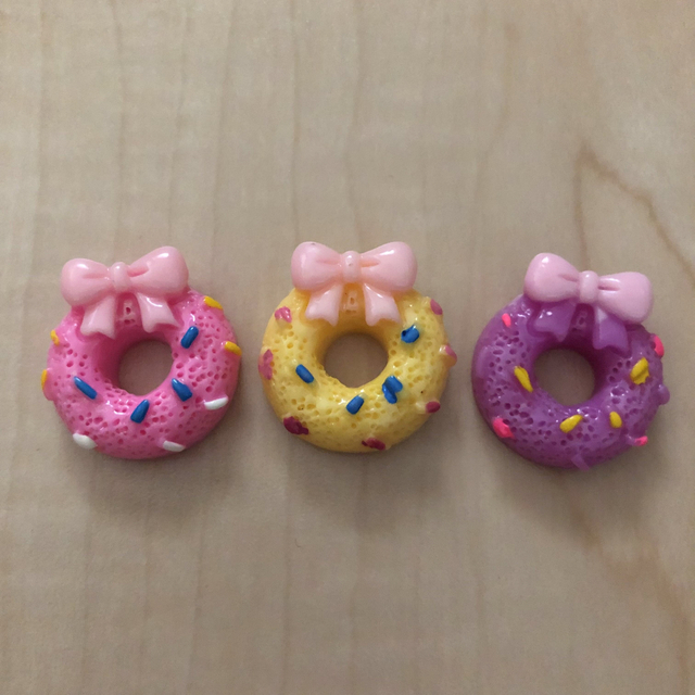 【新品未使用】ドーナッツ ミニチュア 3個 ハンドメイドのおもちゃ(ミニチュア)の商品写真