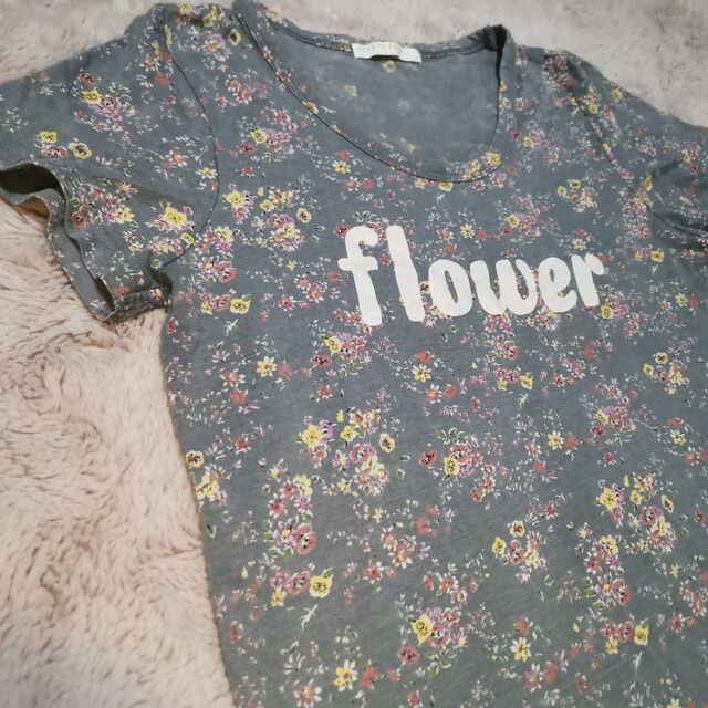 LOWRYS FARM(ローリーズファーム)の美品 半袖Tシャツ LOWRYSFARM グレージュ 花柄Tシャツ Lサイズ レディースのトップス(Tシャツ(半袖/袖なし))の商品写真