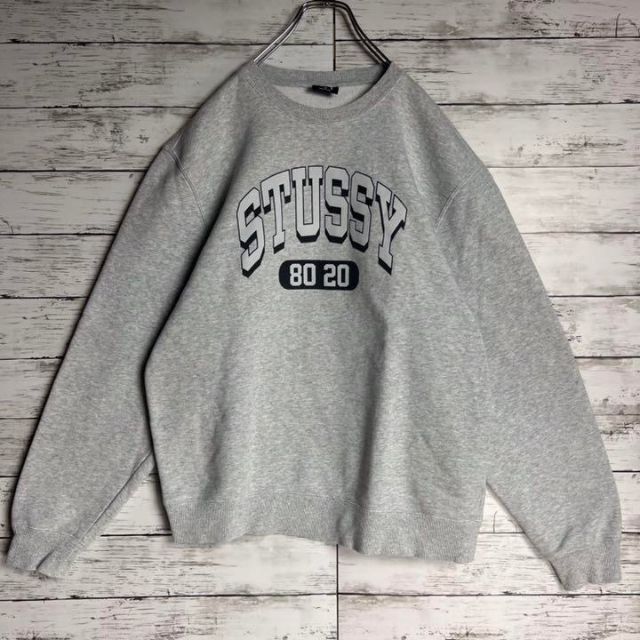 STUSSY(ステューシー)の【なえなの着用】 STUSSY アーチロゴ 激レア 即完売 入手困難 スウェット レディースのトップス(トレーナー/スウェット)の商品写真