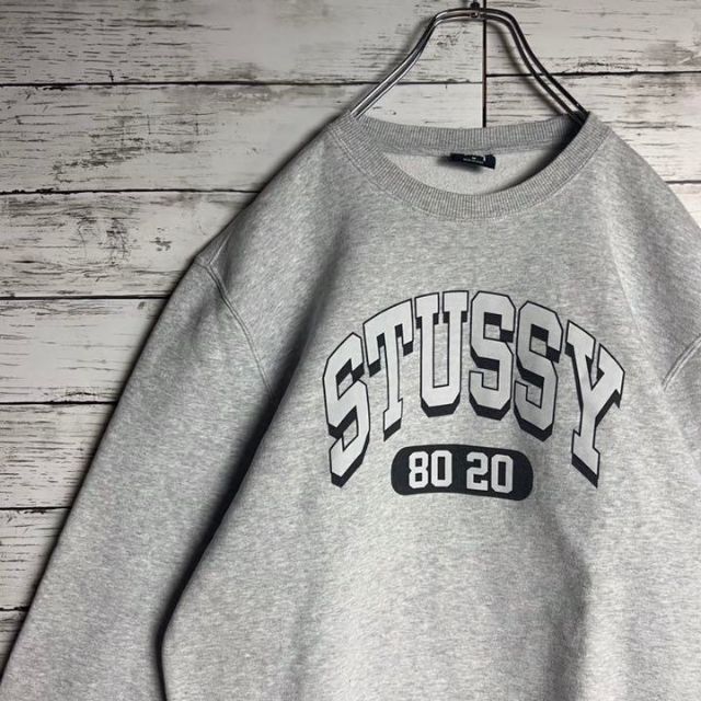 STUSSY(ステューシー)の【なえなの着用】 STUSSY アーチロゴ 激レア 即完売 入手困難 スウェット レディースのトップス(トレーナー/スウェット)の商品写真