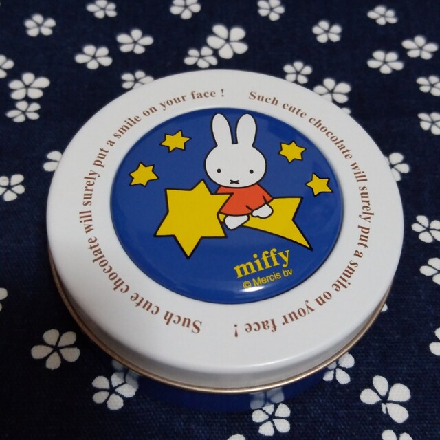 モロゾフ(モロゾフ)のミッフィー miffy モロゾフ チョコ 缶 ケース エンタメ/ホビーのおもちゃ/ぬいぐるみ(キャラクターグッズ)の商品写真