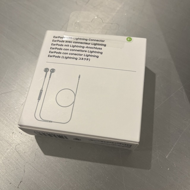 Apple(アップル)のアップル EarPods with Lightning Connector スマホ/家電/カメラのオーディオ機器(ヘッドフォン/イヤフォン)の商品写真