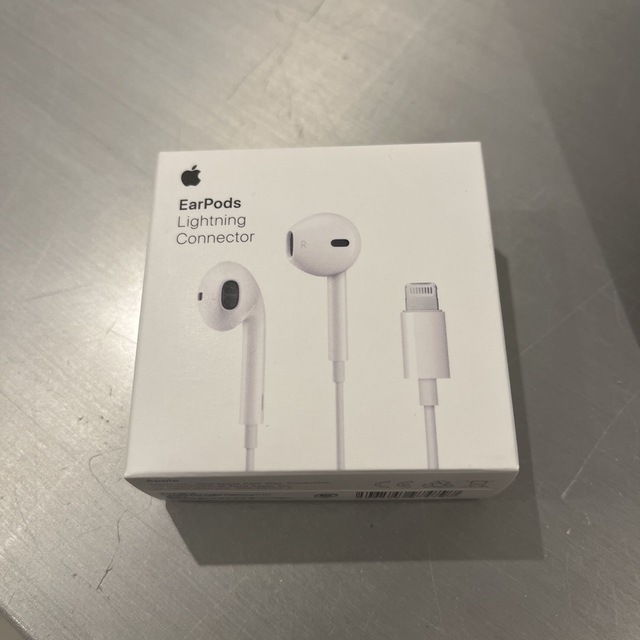 Apple(アップル)のアップル EarPods with Lightning Connector スマホ/家電/カメラのオーディオ機器(ヘッドフォン/イヤフォン)の商品写真