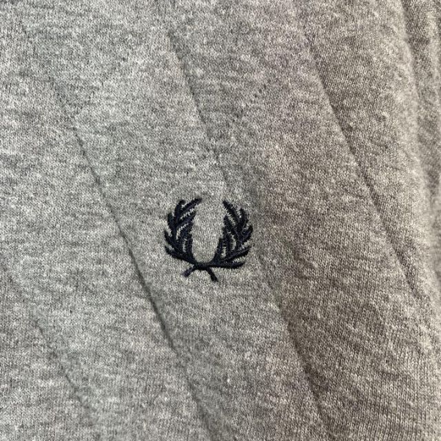 FRED PERRY(フレッドペリー)のFRED PERRY フレッドペリー スウェット トレーナー 輸入品 刺繍ロゴ メンズのトップス(スウェット)の商品写真