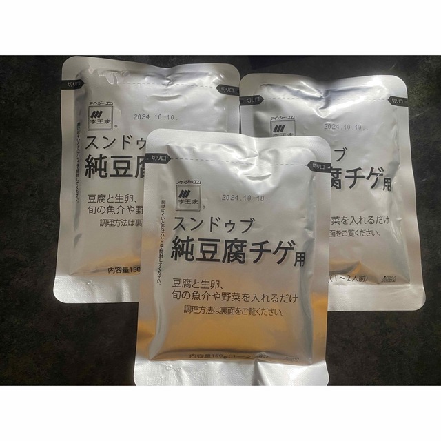 コストコ(コストコ)のスンドゥブ 李王家　純豆腐チゲ キムチ 7パック 食品/飲料/酒の加工食品(レトルト食品)の商品写真