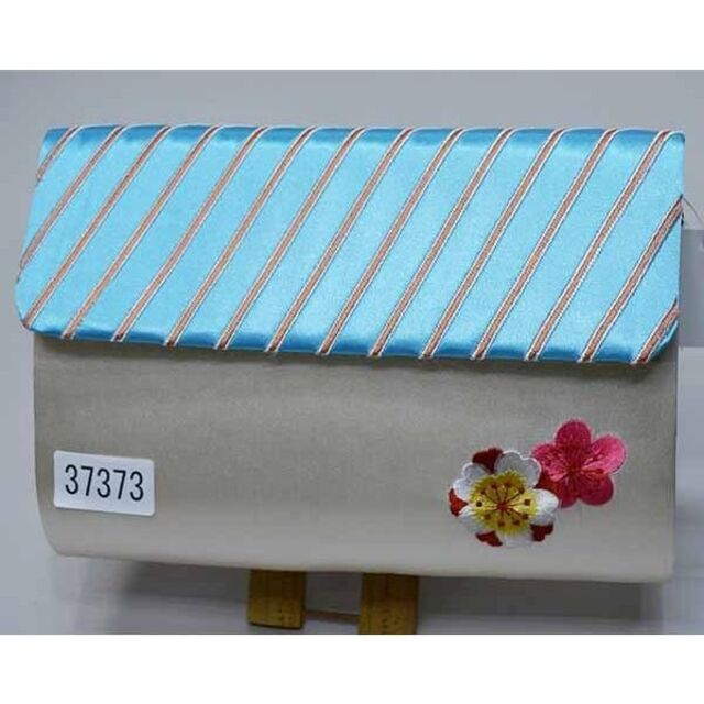YUMI KATSURA(ユミカツラ)の和装バッグ クラッチバッグ 桂由美 花刺繍 水色×白 NO37373 レディースのバッグ(クラッチバッグ)の商品写真