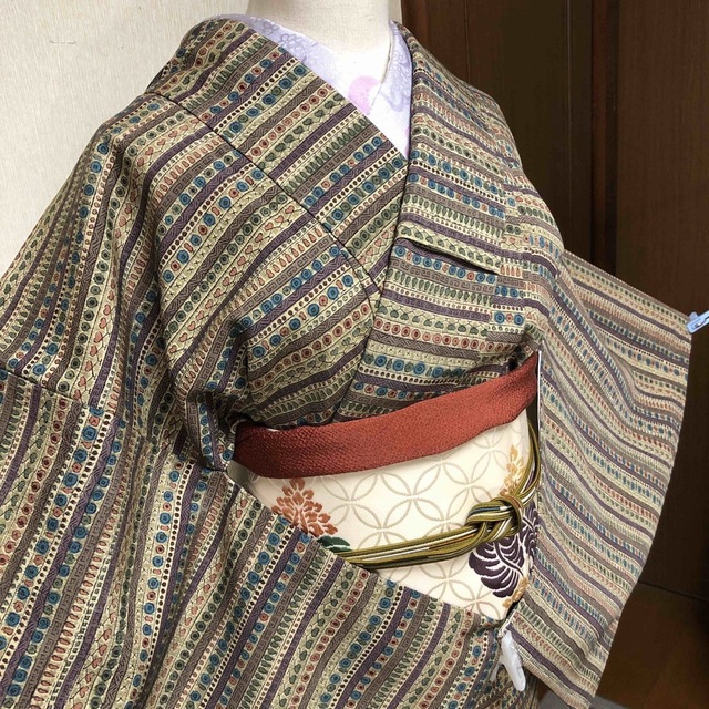 横段にくすみカラー抽象模様小紋着物とやまと誂製道行コートの2点