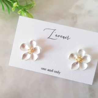 ジャスグリッティー(JUSGLITTY)の【再販♡】大人の白銀flower　イヤリング(ピアス)