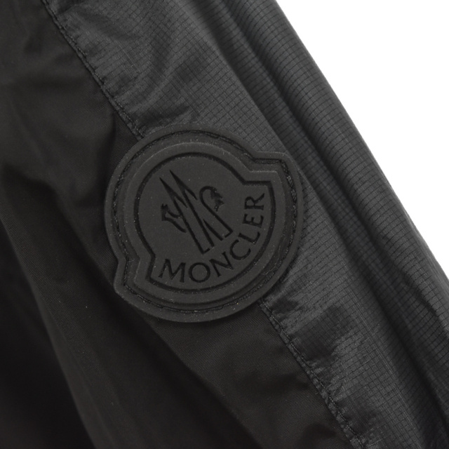 MONCLER(モンクレール)のMONCLER モンクレール 20SS PLUIES ラバーパッチナイロンマウンテンパーカー ブラック F10911A70400 メンズのジャケット/アウター(マウンテンパーカー)の商品写真