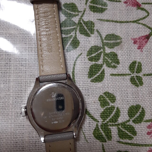 SWAROVSKI(スワロフスキー)のスワロフスキー　腕時計　グレー　シェル文字盤 レディースのファッション小物(腕時計)の商品写真