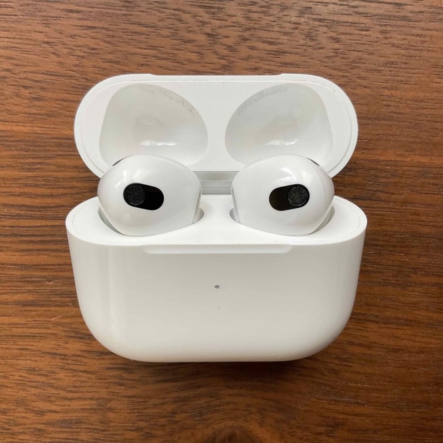 Apple(アップル)のアップル AirPods 第3世代 MME73J/A スマホ/家電/カメラのオーディオ機器(ヘッドフォン/イヤフォン)の商品写真