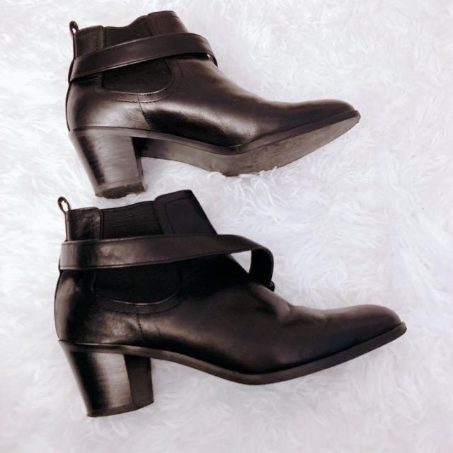 DIANA(ダイアナ)のDIANA ダイアナ　サイドゴア　ショートブーツ　ベルト　脱着可　2way 黒 レディースの靴/シューズ(ブーツ)の商品写真