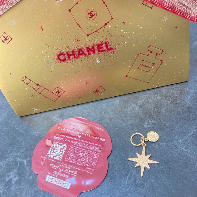 CHANEL(シャネル)のCHANELシャネルチャームノベルティ新品未使用2022ホリデークリスマス限定品 レディースのアクセサリー(チャーム)の商品写真