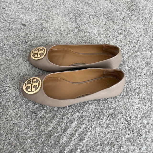 Tory Burch(トリーバーチ)のTory Burch フラットパンプス　グレージュ レディースの靴/シューズ(バレエシューズ)の商品写真