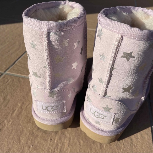 UGG(アグ)のugg ムートンブーツ　16cm 星　ラベンダー キッズ/ベビー/マタニティのキッズ靴/シューズ(15cm~)(ブーツ)の商品写真