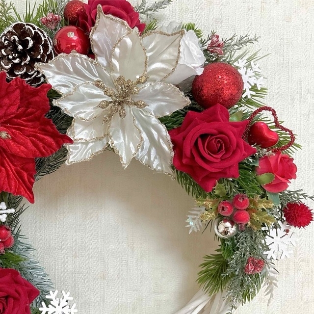 クリスマスリース 赤と白のポインセチアと雪の結晶リース 赤い薔薇
