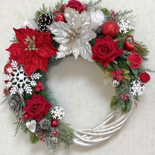 クリスマスリース 赤と白のポインセチアと雪の結晶リース 赤い薔薇 ...
