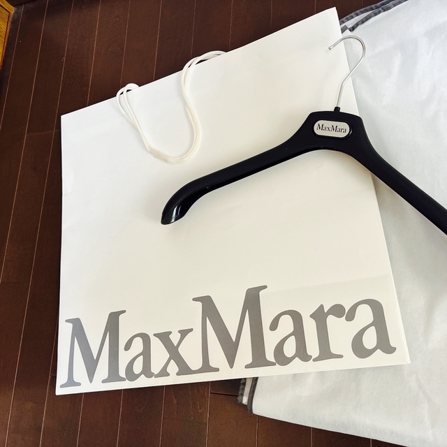 Max Mara(マックスマーラ)の2022マックスマーラ　テディベアコート　ガーメント　ハンガー　ショップ袋 レディースのジャケット/アウター(ロングコート)の商品写真