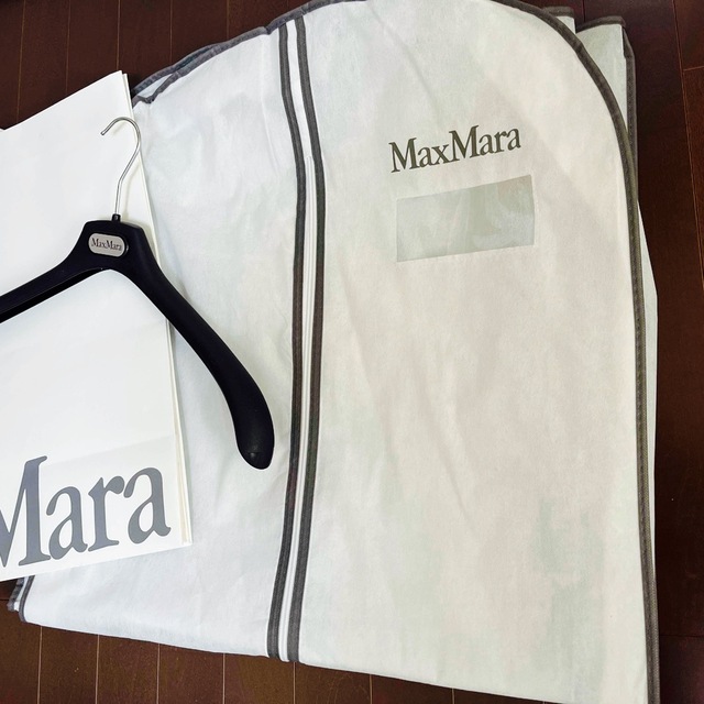 Max Mara(マックスマーラ)の2022マックスマーラ　テディベアコート　ガーメント　ハンガー　ショップ袋 レディースのジャケット/アウター(ロングコート)の商品写真