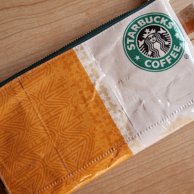 Starbucks Coffee(スターバックスコーヒー)のハンドメイド紙袋リメイクポーチスターバックスL字ファスナー横長お札ポーチスタバ ハンドメイドのファッション小物(ポーチ)の商品写真