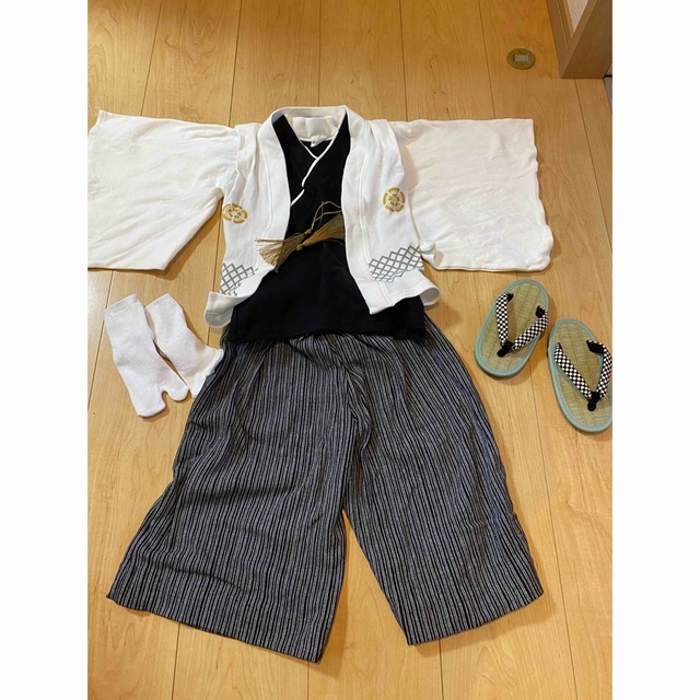 袴風　和服　100サイズ　ゲタ　靴下　セット キッズ/ベビー/マタニティのキッズ服男の子用(90cm~)(和服/着物)の商品写真