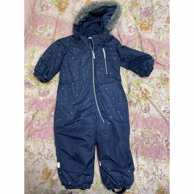 H&M(エイチアンドエム)の子供用ジャンプスーツ＆ニット帽　H&M キッズ/ベビー/マタニティのベビー服(~85cm)(ジャケット/コート)の商品写真