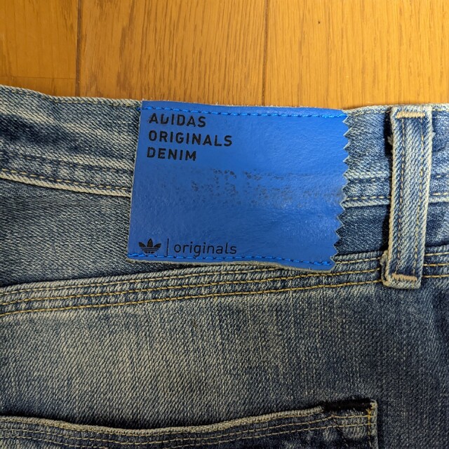 adidas(アディダス)のアディダスオリジナルス　デニムパンツ メンズのパンツ(デニム/ジーンズ)の商品写真