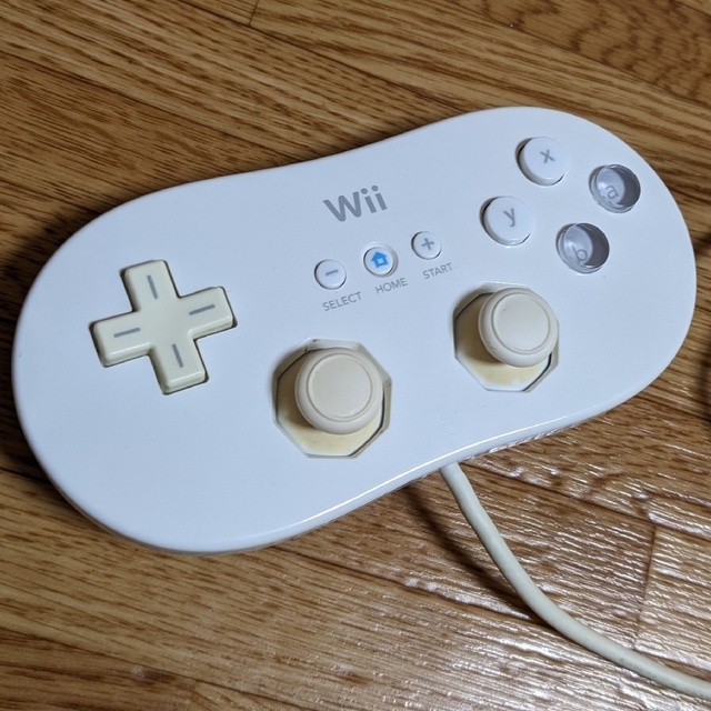 Wii(ウィー)の【ゲーム】wiiのクラシックコントローラー（白） エンタメ/ホビーのゲームソフト/ゲーム機本体(その他)の商品写真