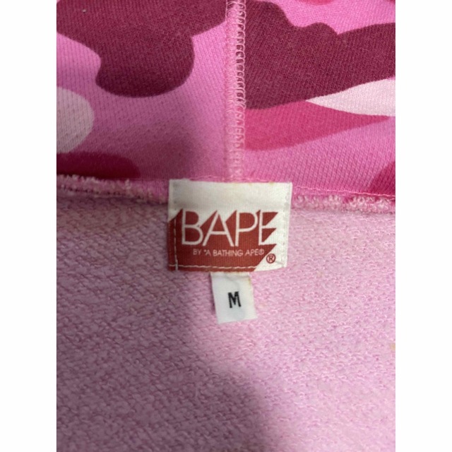 A BATHING APE(アベイシングエイプ)のape BAPE ピンクカモパーカー　スワロフスキー　Mサイズ メンズのトップス(パーカー)の商品写真
