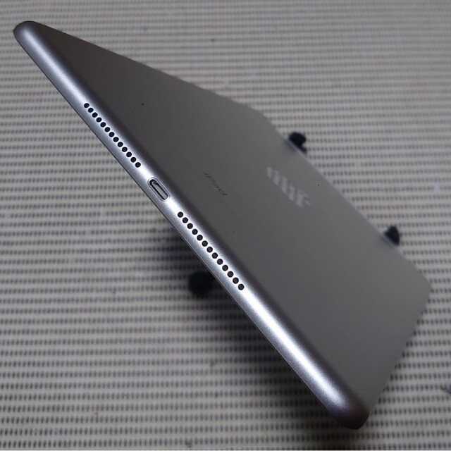 完動品SIMフリーiPad第5世代(A1823)本体32GBシルバーDOCOMO - タブレット