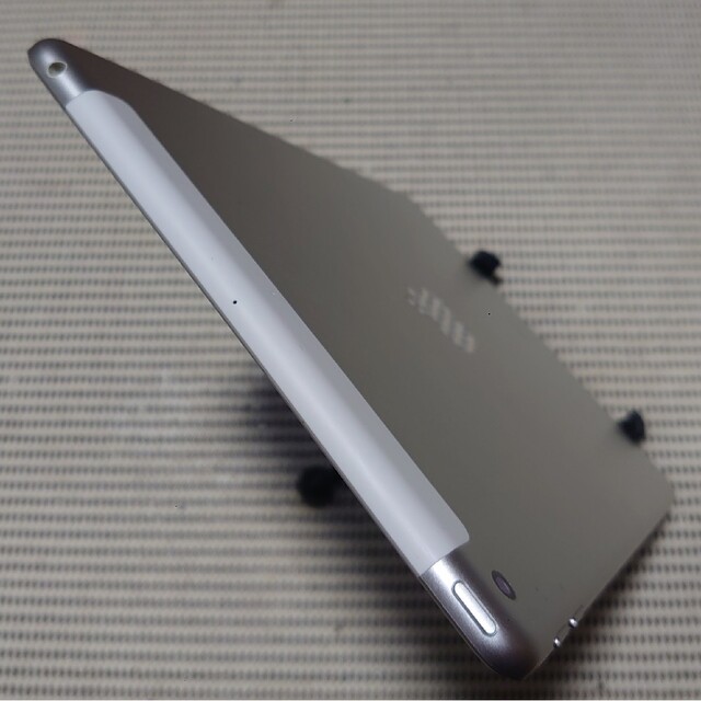 iPad(アイパッド)の完動品SIMフリーiPad第5世代(A1823)本体32GBシルバーDOCOMO スマホ/家電/カメラのPC/タブレット(タブレット)の商品写真