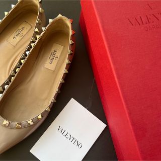 ヴァレンティノ(VALENTINO)のバレンティノ ロックスタッズ エナメル バレリーナ  valentino(バレエシューズ)