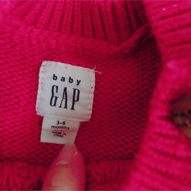 babyGAP(ベビーギャップ)のbabyGAP 70 赤&白　ケーブルニット　セット キッズ/ベビー/マタニティのベビー服(~85cm)(ニット/セーター)の商品写真