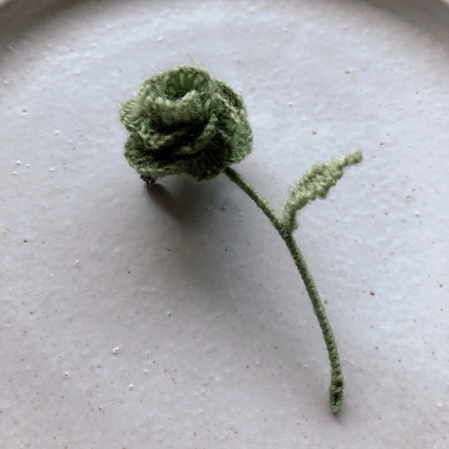 薔薇ブローチ　立体刺繍ブローチ レディースのアクセサリー(ブローチ/コサージュ)の商品写真