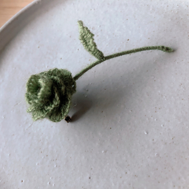 薔薇ブローチ　立体刺繍ブローチ レディースのアクセサリー(ブローチ/コサージュ)の商品写真